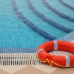 Pool med en rød redningskrans der ligger ved kanten