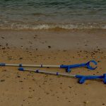 Krykker der ligger på stranden lige ud til vandet